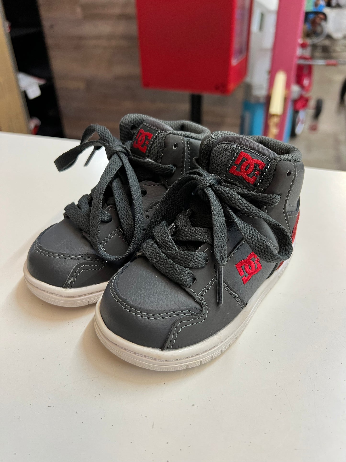 DC Kids Shoe, Size 6