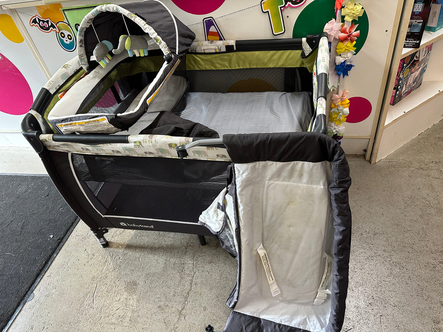 Baby Trend Delue Playard, Elephants
