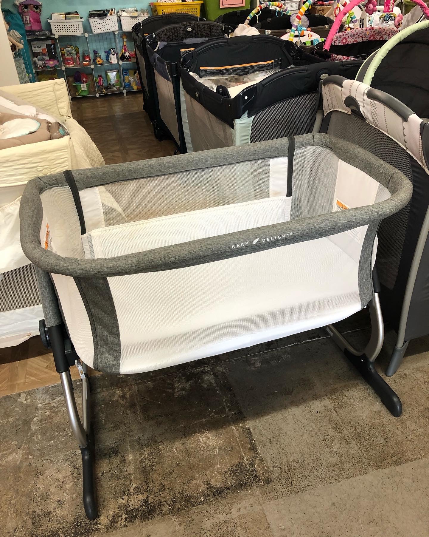 Baby Delight Beside Me Dreamer Bassinet and Bedside Sleeper