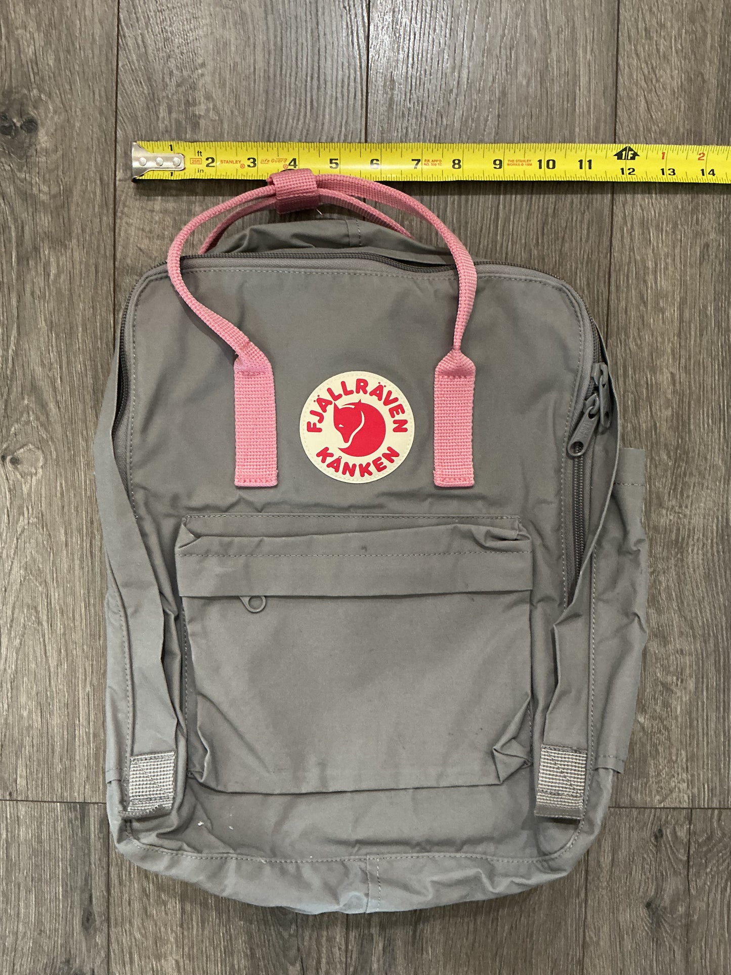 fjallraven kanken mini backpack grey Fjallraven Kanken Mini Bag Light Gray With Pink Straps – Caterkids Hawaii