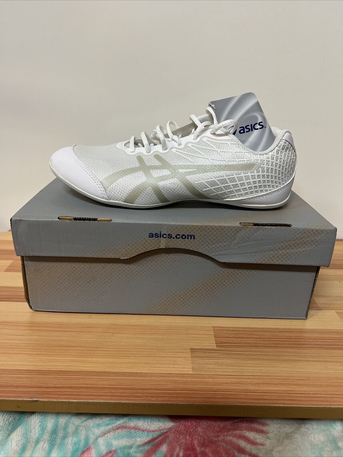 ASICS Ultralyte Cheer 2 Shoes White / Silver Q559N-0193 Women NWT Size 5.5