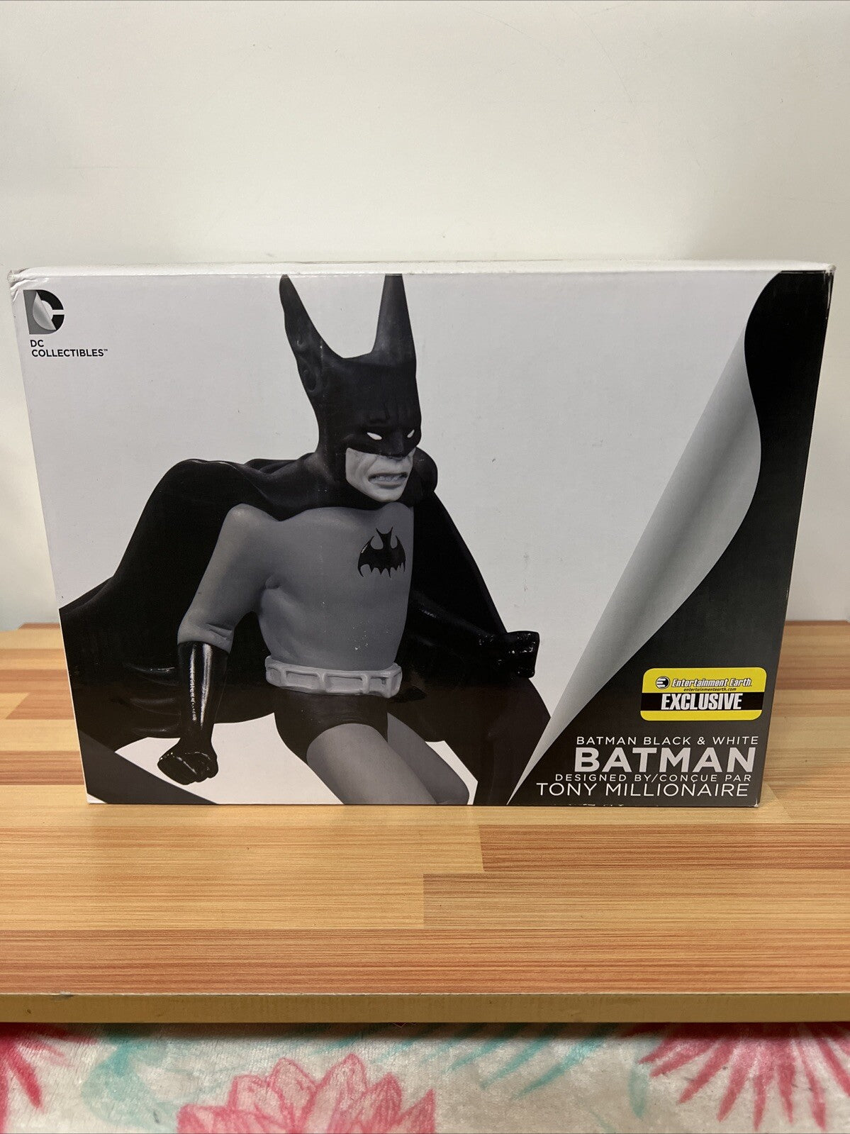DC Collectibles BATMAN Black & White Statue Entertainment Earth Tony Millionaire