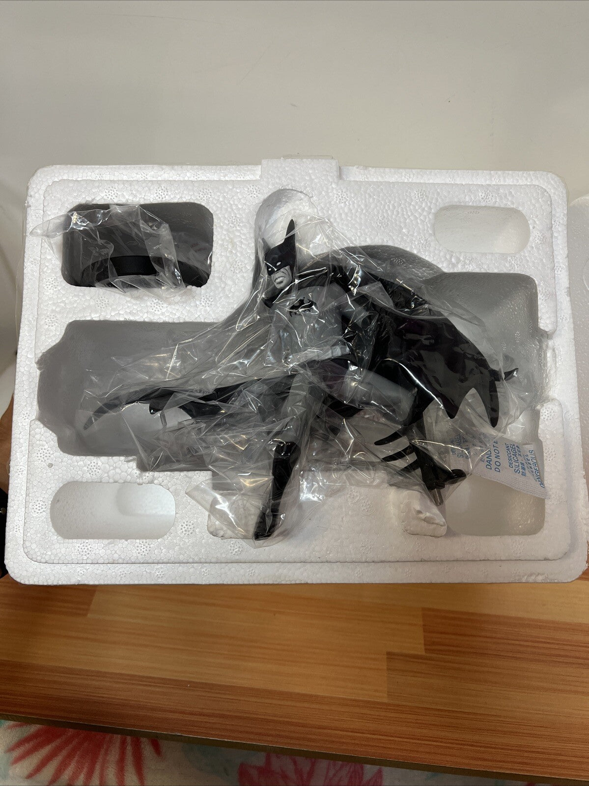 DC Collectibles BATMAN Black & White Statue Entertainment Earth Tony Millionaire