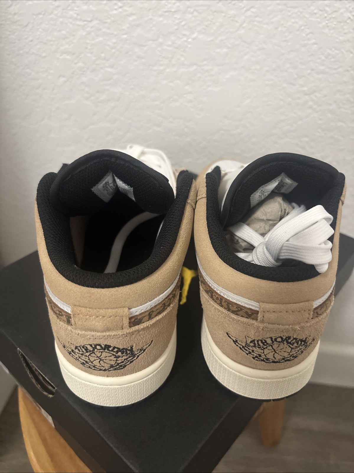 *NEW* Youth Grade-School Air Jordan 1 Low SE (GS) Brown /White (DZ5368 201), 3.5