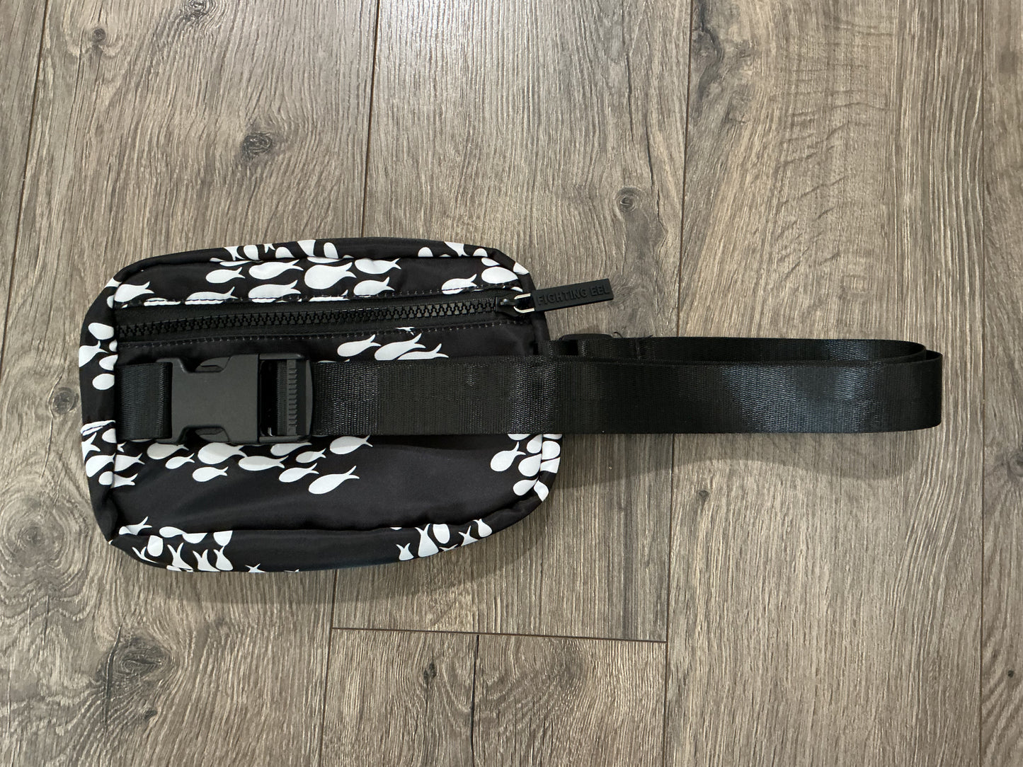 Fighting Eel side pouch fanny pack black white zipper buckle