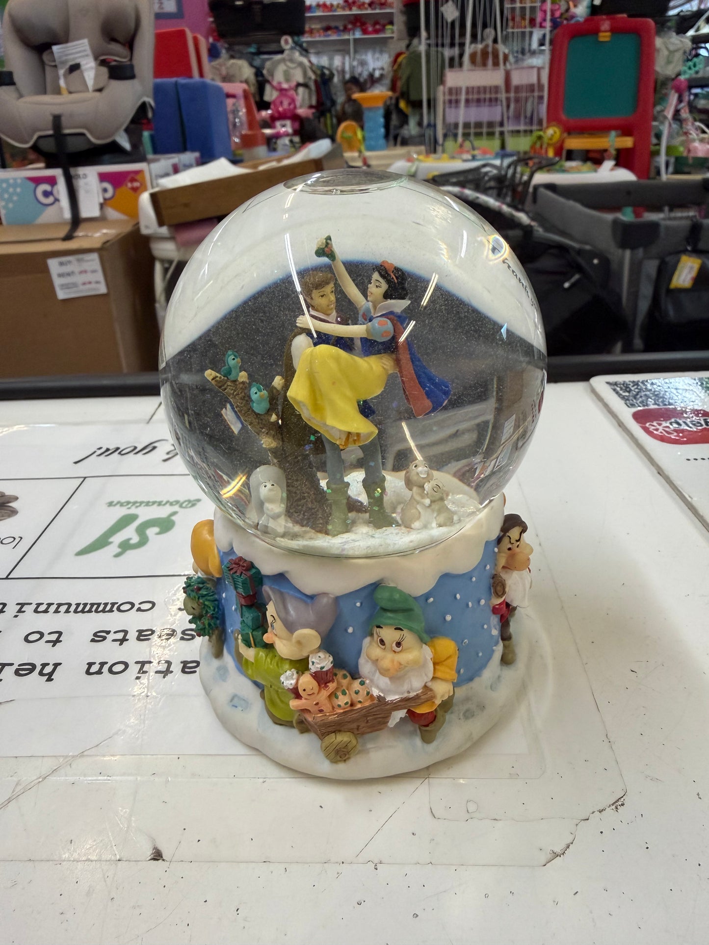 Snow White & The 7 Dwarfs Musical Snow Globe