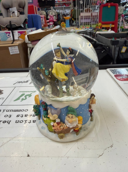 Snow White & The 7 Dwarfs Musical Snow Globe