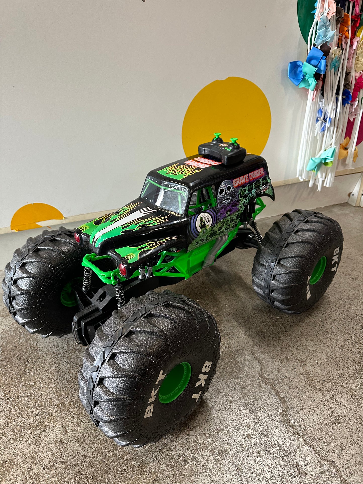 Monster Jam Mega Grave Digger RC