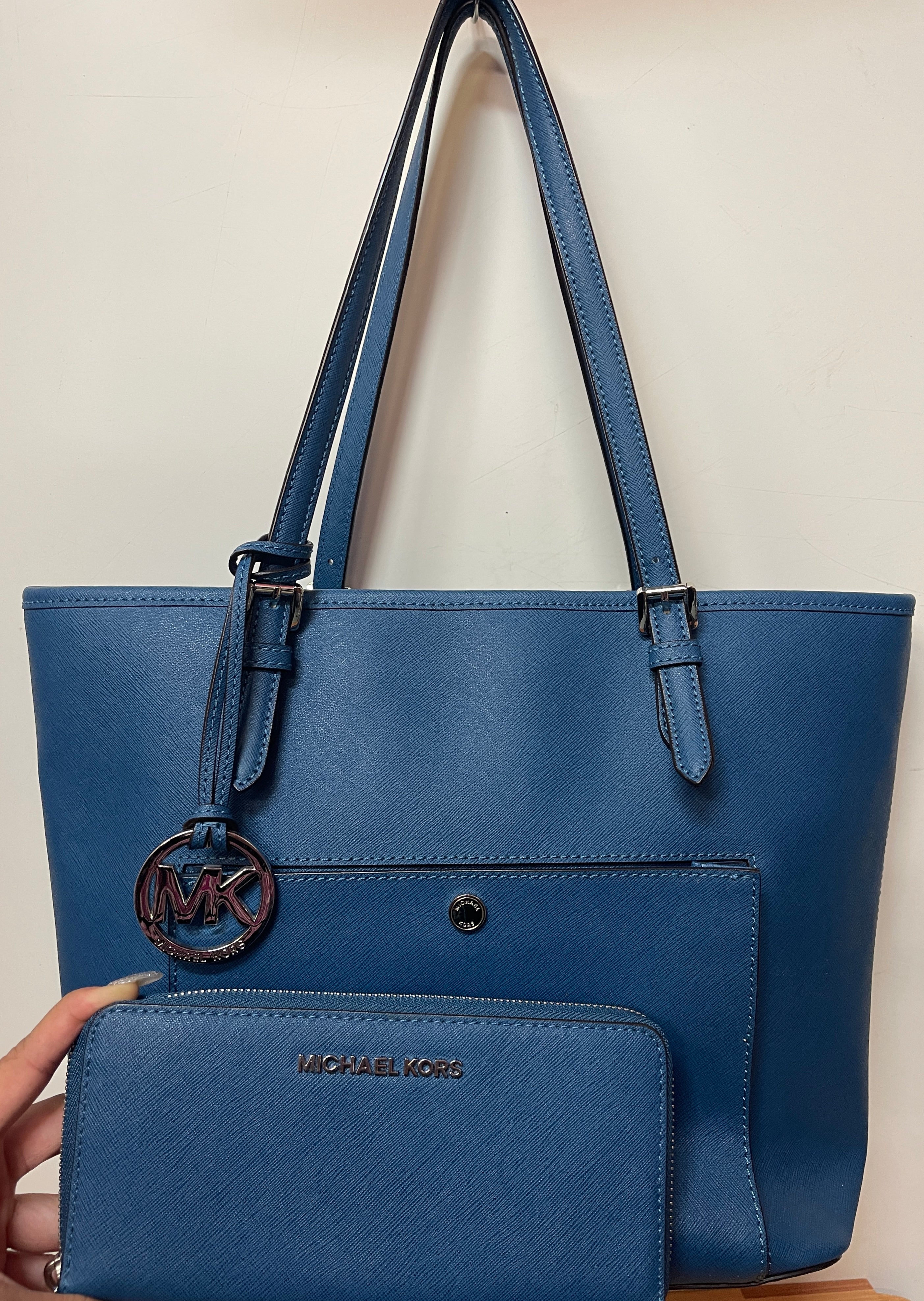 MICHAEL Michael Kors SELMA Handbag pale blue | Handbags michael kors, Real  leather bags, Blue handbags