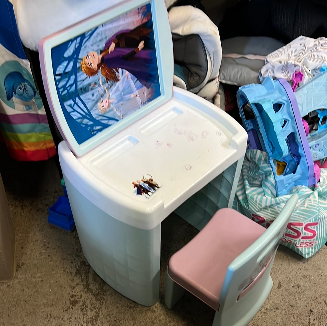 Frozen table and online chairs